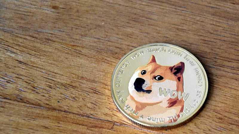 Dogecoin coin on 3, tags: elon musk - upload.wikimedia.org